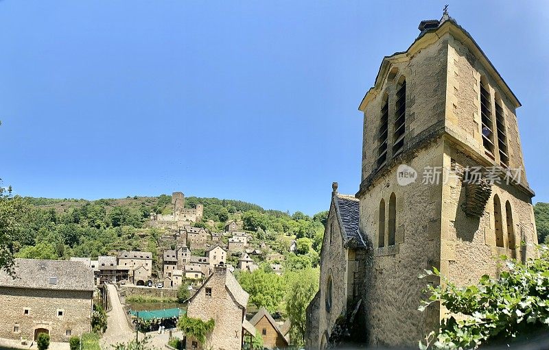15世纪的贝卡斯特尔，法国，从埃弗里翁河南侧的教堂旁边看，这是法国最美丽的村庄之一(les plus beaux villages de France)。